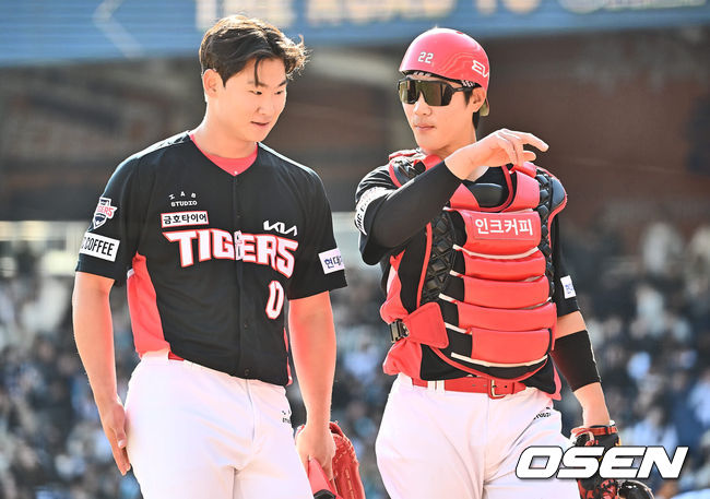 10일 창원 NC파크에서 2024 신한 SOL 뱅크 KBO 리그 NC 다이노스와 KIA 타이거즈의 시범경기가 열렸다.KIA 타이거즈 곽도규가 7회말 수비를 마치고 주효상 포수와 얘기하고 있다. 2024.03.10 / foto0307@osen.co.kr