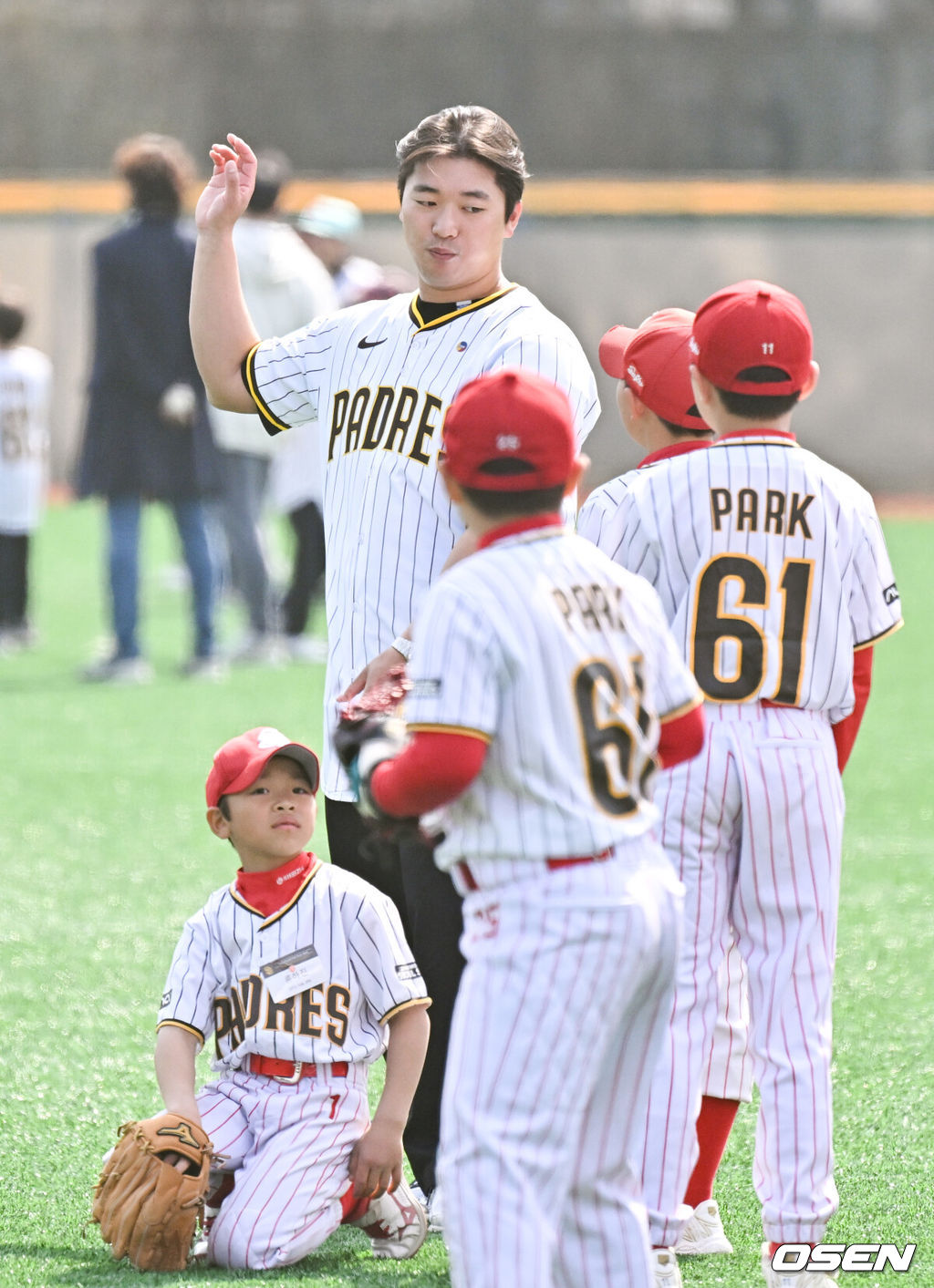 샌디에이고 고우석이 16일 오후 서울 용산 어린이정원 내 어린이야구장에서 진행된 샌디에이고 파드리스 유소년 클리닉 행사에 참가해 유소년 선수들을 지도하고 있다. (사진공동취재단) 2024.03.16 / soul1014@osen.co.kr