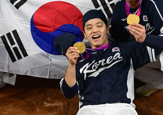 류중일 감독이 이끄는 한국 야구 대표팀이 4회 연속 우승을 차지했다. 한국은 7일(이하 한국시간) 중국 저장성 사오싱 야구장에서 열린 2022 항저우 아시안게임 야구 결승전에서 대만을 2-0으로 눌렀다. 이로써 지난 2일 대만과의 B조 예선 2차전 0-4 완패를 설욕하며 금메달을 목에 걸었다. 경기 종료 후 대한민국 문동주가 세리머니를 하고 있다. 2023.10.07 /ksl0919@osen.co.kr2023.10.07 /ksl0919@osen.co.kr