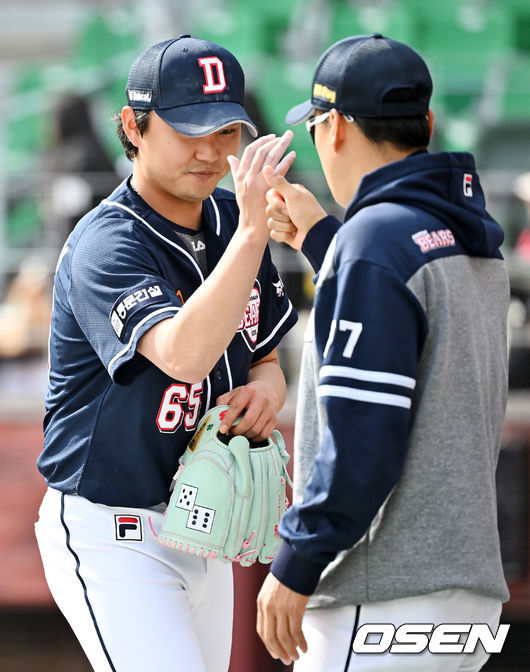 경기를 마치고 두산 정철원이 이승엽 감독과 하이파이브를 하고 있다. 2024.03.16 / rumi@osen.co.kr