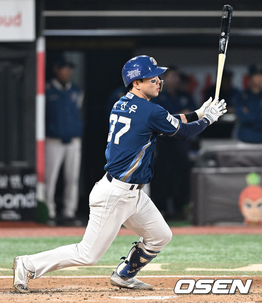 31일 오후 수원 KT위즈파크에서 ‘2023 신한은행 SOL KBO 포스트시즌 플레이오프’ 2차전 KT 위즈와 NC 다이노스의 경기가 열렸다.3회초 2사 1루에서 NC 박건우가 중전 안타를 치고 있다. 2023.10.31 /sunday@osen.co.kr