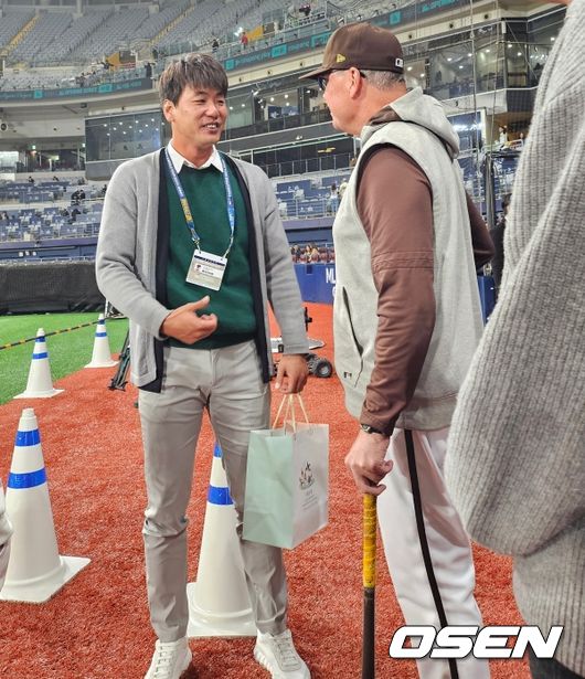 김광현이 고척돔에서 마이클 실트 감독과 이야기를 나누고 있다 / backlight@osen.co.kr 