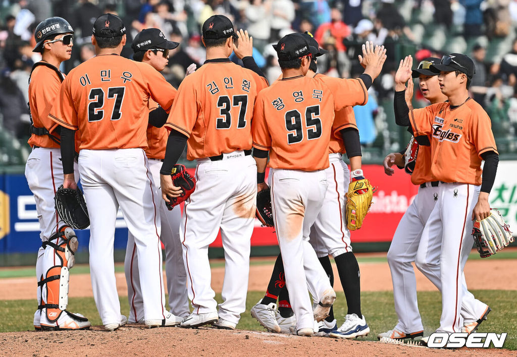 17일 부산 사직구장에서 2024 신한 SOL 뱅크 KBO 리그 롯데 자이언츠와 한화 이글스의 시범경기가 열렸다. 한화 이글스 선수들이 롯데에 14-2로 대승하고 기쁨을 나누고 있다. 2024.03.17 / foto0307@osen.co.kr