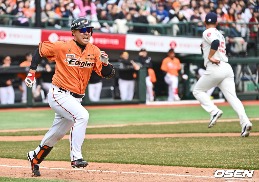 17일 부산 사직구장에서 2024 신한 SOL 뱅크 KBO 리그 롯데 자이언츠와 한화 이글스의 시범경기가 열렸다. 한화 이글스 이재원이 5회초 2사 1,3루 1타점 우전 안타를 치고 진루하고 있다. 2024.03.17 / foto0307@osen.co.kr