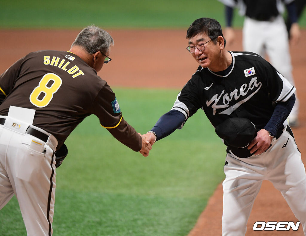 17일 서울 고척스카이돔에서 ‘메이저리그 월드투어 서울 시리즈 2024’  샌디에이고 파드리스와 팀 코리아의 경기가 열렸다.경기에 앞서 샌디에이고 쉴트 감독과 대한민국 류중일 감독이 악수하고 있다. 2024.03.17 /sunday@osen.co.kr