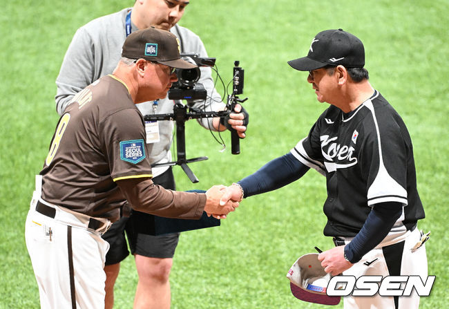 17일 서울 고척스카이돔에서 ‘메이저리그 월드투어 서울 시리즈 2024’  샌디에이고 파드리스와 팀 코리아의 경기가 열렸다.경기에 앞서 샌디에이고 파드리스 마이크 쉴트 감독과 팀 코리아 류중일 감독이 선물을 교환하고 있다. 2024.03.17 /sunday@osen.co.kr