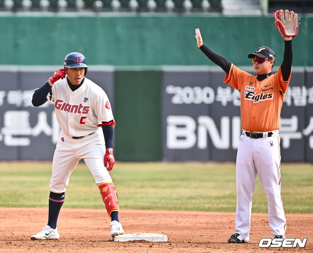 17일 부산 사직구장에서 2024 신한 SOL 뱅크 KBO 리그 롯데 자이언츠와 한화 이글스의 시범경기가 열렸다. 롯데 자이언츠 전준우가 3회말 2사 1,2루 2타점 우익수 앞 2루타를 치고 세리머니를 하고 있다. 2024.03.17 / foto0307@osen.co.kr