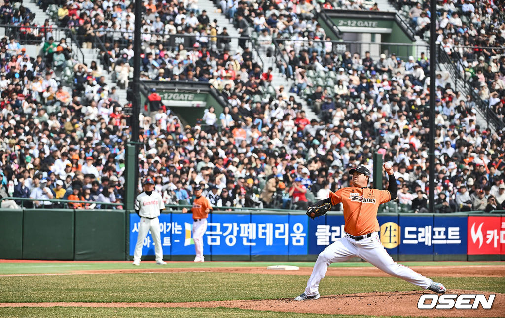 17일 부산 사직구장에서 2024 신한 SOL 뱅크 KBO 리그 롯데 자이언츠와 한화 이글스의 시범경기가 열렸다. 사직야구장 3루 관중석을 가득 메운 팬들이 한화 이글스 류현진의 투구를 관람하고 있다. 2024.03.17 / foto0307@osen.co.kr