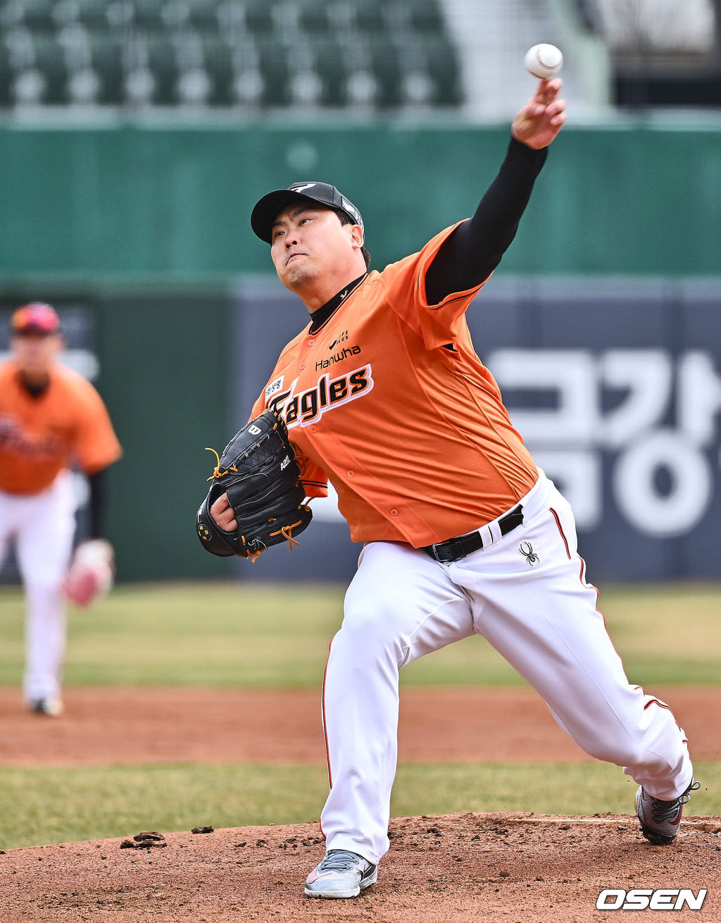 17일 부산 사직구장에서 2024 신한 SOL 뱅크 KBO 리그 롯데 자이언츠와 한화 이글스의 시범경기가 열렸다. 한화 이글스 선발 투수 류현진이 역투하고 있다. 2024.03.17 / foto0307@osen.co.kr