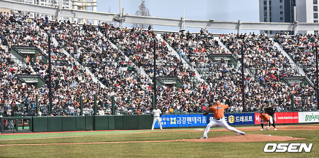 17일 부산 사직구장에서 2024 신한 SOL 뱅크 KBO 리그 롯데 자이언츠와 한화 이글스의 시범경기가 열렸다. 사직야구장 3루 관중석을 가득 메운 팬들이 한화 이글스 류현진의 투구를 관람하고 있다. 2024.03.17 / foto0307@osen.co.kr