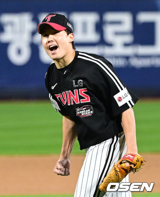 10일 오후 수원 KT위즈파크에서 ‘2023 신한은행 SOL KBO 포스트시즌 한국시리즈’ 3차전 KT 위즈와 LG 트윈스의 경기가 열렸다. 1회말 1사 1, 2루 상황 KT 박병호를 병살로 이끌며 실점없이 이닝을 막아낸 LG 선발 임찬규가 환호하고 있다. 2023.11.10 / dreamer@osen.co.kr