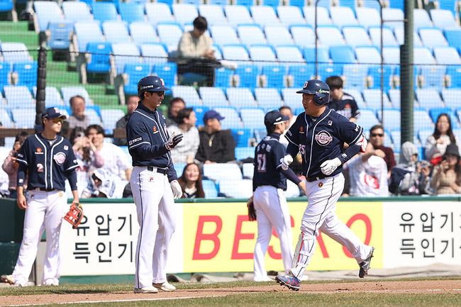 두산 양의지(오른쪽)가 18일 대전 한화전 시범경기에서 홈런을 친 뒤 베이스를 돌고 있다. /두산 베어스 제공