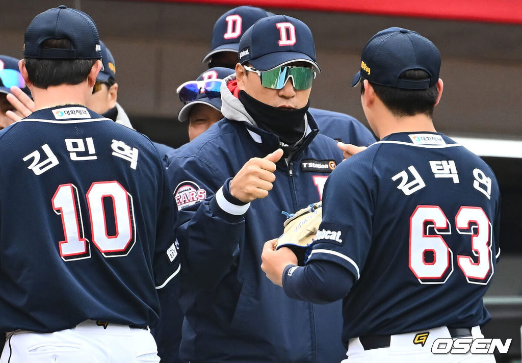 두산 베어스 이승엽 감독이 롯데 자이언츠에 3-0으로 승리한 후 마무리 김택연과 하이파이브를 하고 있다. 2024.03.11 / foto0307@osen.co.kr