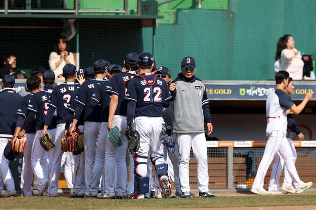 두산 이승엽 감독이 선수들과 승리의 기쁨을 나누고 있다. /두산 베어스 제공