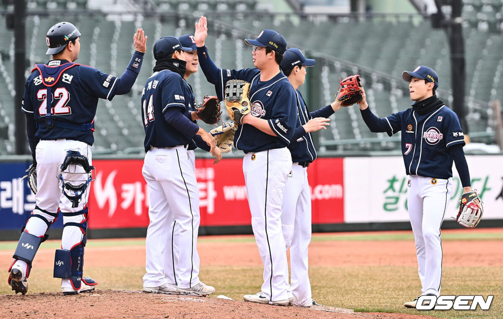 11일 부산 사직구장에서 2024 신한 SOL 뱅크 KBO 리그 롯데 자이언츠와 두산 베어스의 시범경기가 열렸다. 두산 베어스 선수들이 롯데 자이언츠에 3-0으로 승리한 후 하이파이브를 하고 있다. 2024.03.11 / foto0307@osen.co.kr