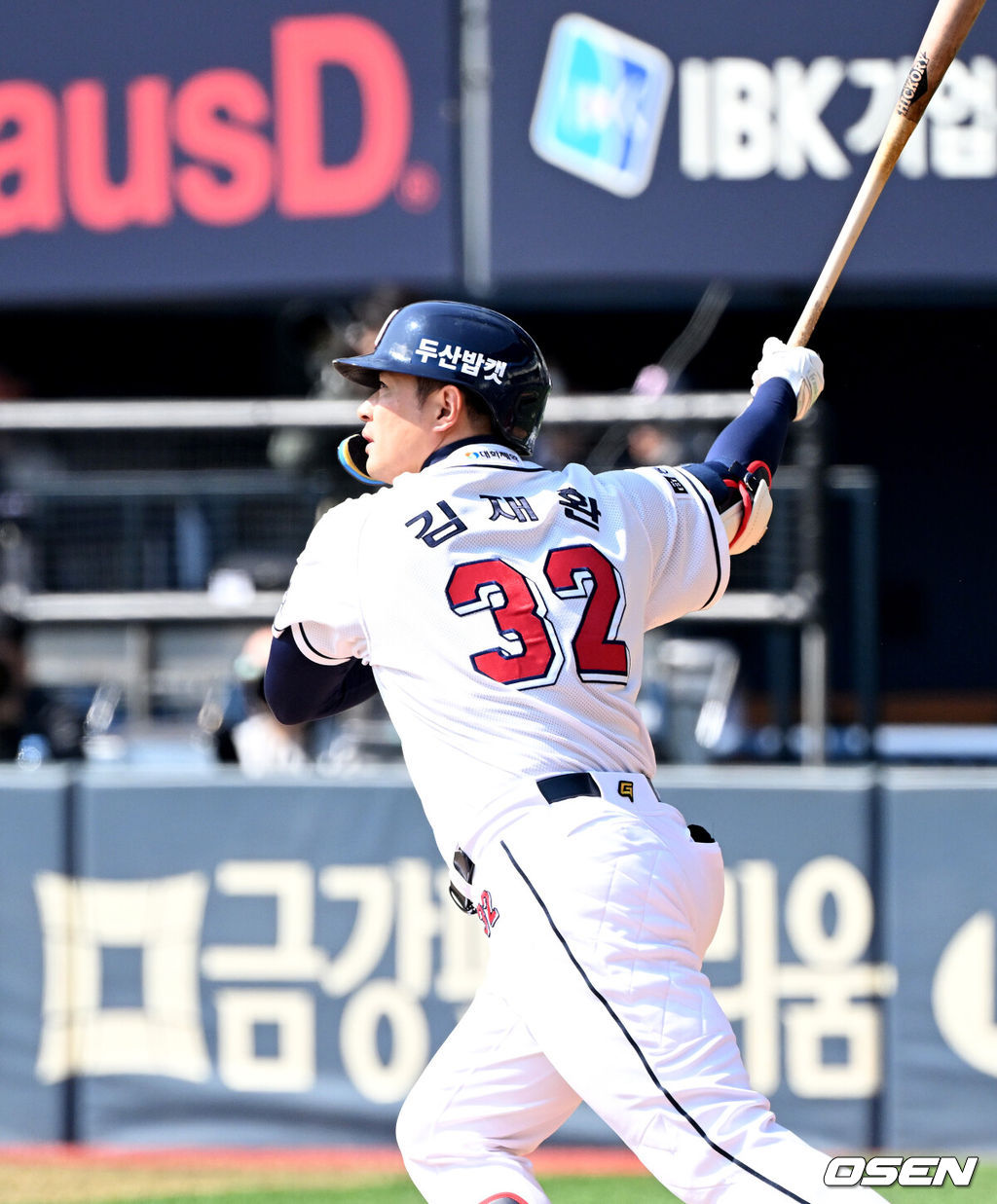 14일 서울 잠실야구장에서 ‘2024 신한 SOL Bank KBO리그’ 시범경기 두산 베어스와 KIA 타이거즈의 경기가 열렸다.1회말 2사 2루에서 두산 김재환이 좌중간 적시 2루타를 치고 있다. 2024.03.14 /sunday@osen.co.kr