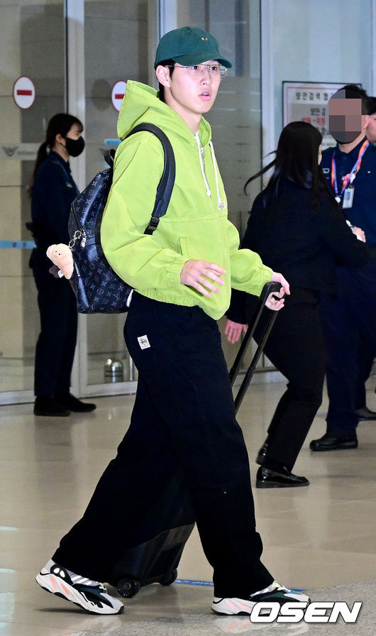 대한민국 축구 국가대표팀 이강인(23, PSG)이 태국과의 A매치를 앞두고 19일 인천공항을 통해 귀국했다.이강인이 귀국하며 팬들과 취재진을 향해 인사하고 있다. 2024.03.19 / dreamer@osen.co.kr