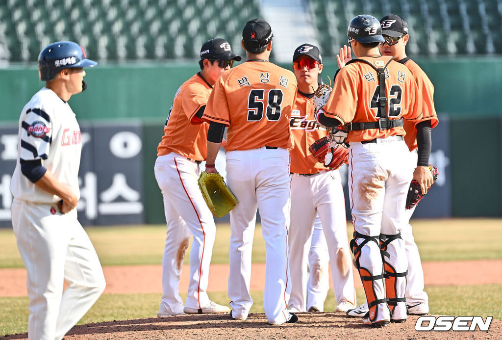 16일 부산 사직구장에서 2024 신한 SOL 뱅크 KBO 리그 롯데 자이언츠와 한화 이글스의 경기가 열렸다. 한화 이글스 선수들이 롯데 자이언츠에 8-2로 승리한 후 하이파이브를 하고 있다. 2024.03.16 / foto0307@osen.co.kr