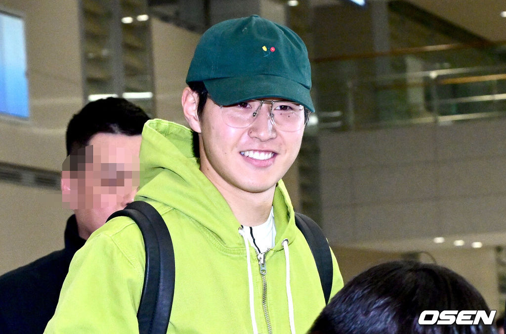 대한민국 축구 국가대표팀 이강인(23, PSG)이 태국과의 A매치를 앞두고 19일 인천공항을 통해 귀국했다.이강인이 귀국하며 팬들과 취재진을 향해 인사하고 있다. 2024.03.19 / dreamer@osen.co.kr