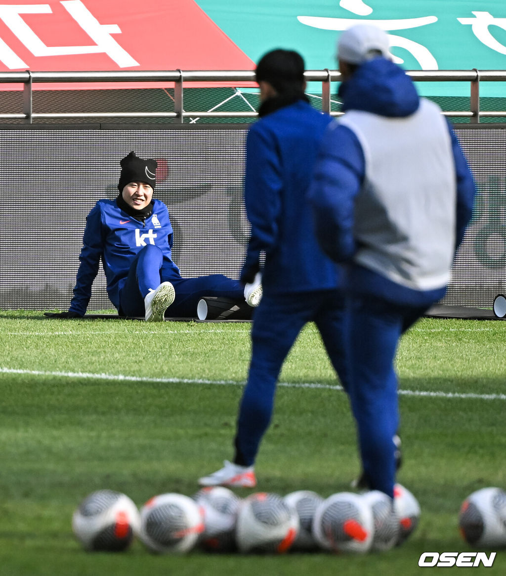 20일 서울 마포구 서울월드컵경기장에서 2026 FIFA 북중미 월드컵 2차 예선 한국-태국 경기 공식훈련이 진행됐다. 이강인이 동료들과 떨어져 스트레칭을 하고 있다.   2024.03.20 / soul1014@osen.co.kr