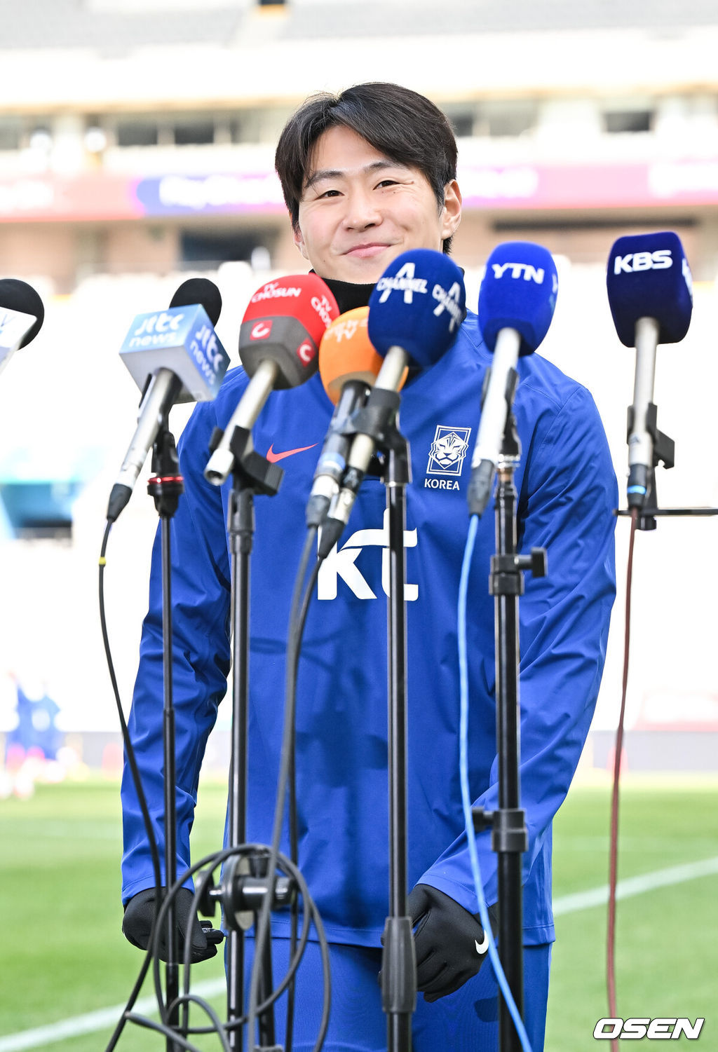 20일 서울 마포구 서울월드컵경기장에서 2026 FIFA 북중미 월드컵 2차 예선 한국-태국 경기 공식훈련이 진행됐다. 훈련 앞서 심경 밝힌 이강인이 미소 짓고 있다.     2024.03.20 / soul1014@osen.co.kr