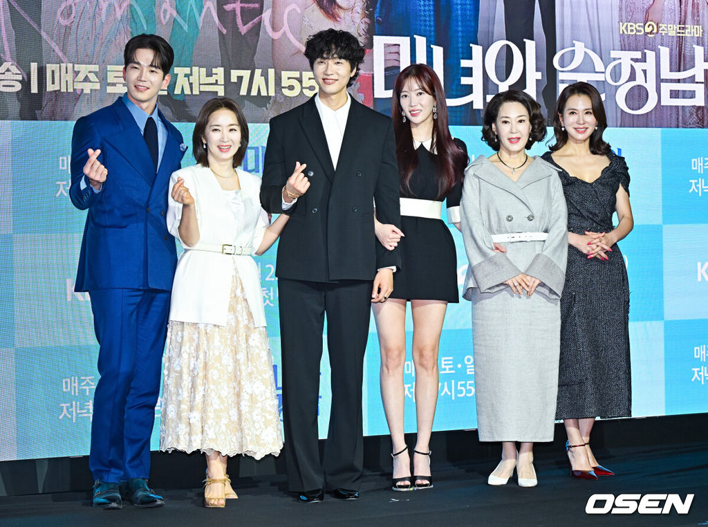 21일 오후 서울 상암동 스탠포드 호텔에서 KBS 2TV 새 주말드라마 ‘미녀와 순정남’(극본 김사경, 연출 홍석구, 제작 래몽래인) 제작발표회가 진행됐다.‘미녀와 순정남’은 하루아침에 밑바닥으로 추락하게 된 톱배우와 그녀를 사랑해 다시 일으켜 세우는 초짜 드라마 PD의 산전수전 공중전 인생 역전을 그린 파란만장한 로맨스 성장드라마다.  주말드라마 ‘미녀와 순정남’은 오는 23일 저녁 7시 55분 첫 방송된다배우 고윤(왼쪽부터)과 윤유선, 지현우, 임수향, 차화연, 이일화가 포즈를 취하고 있다. 2024.03.21 / soul1014@osen.co.kr