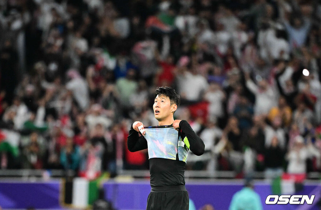 한국이 결승 진출에 실패했다.위르겐 클린스만 감독이 이끄는 대한민국 축구대표팀은 7일 0시(이하 한국시간) 카타르 알라이얀 아흐마드 빈 알리 스타디움에서 요르단과 2023 아시아축구연맹(AFC) 카타르 아시안컵 4강전을 치러 0-2로 패했다. 결승 진출에 실패했다. 동시에 64년 만의 우승도 일궈내지 못했다.경기를 마치고 한국 손흥민이 아쉬워하고 있다. 2024.02.06 / jpnews.osen.co.kr