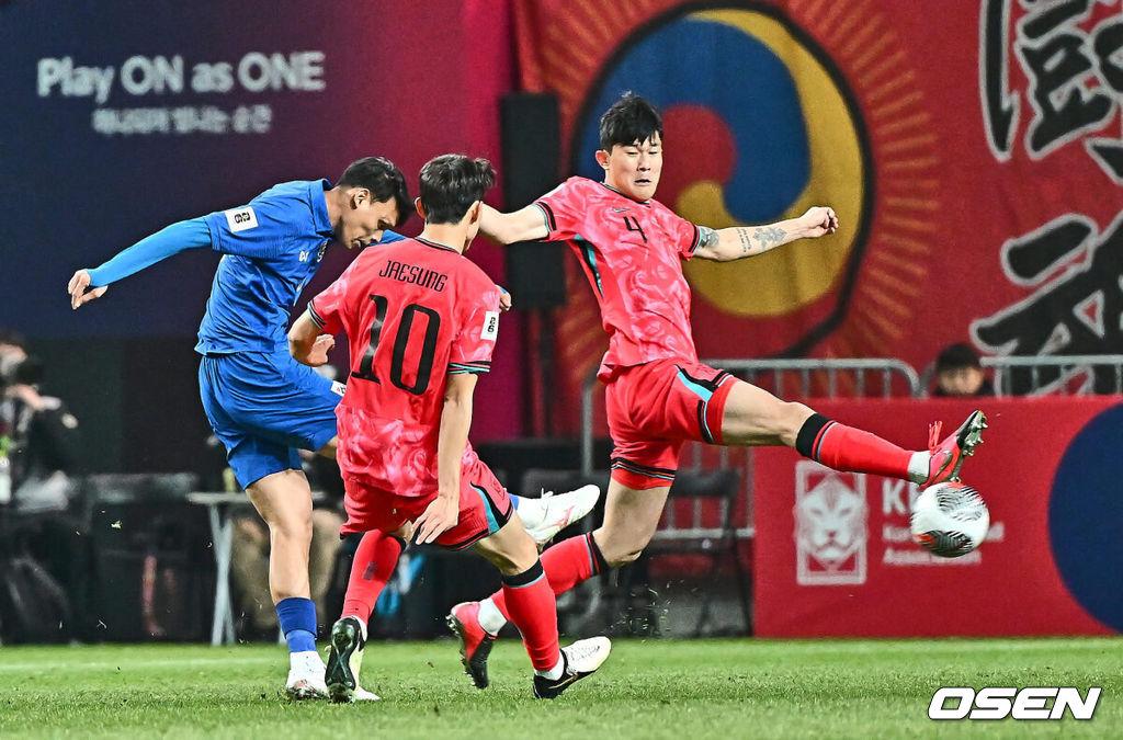 21일 서울월드컵경기장에서 2026 북중미 월드컵 아시아 지역 2차 예선 C조 3차전 대한민국과 태국의 경기가 열렸다.  대한민국 김민재가 태국의 슛을 막고 있다. 2024.03.21 / soul1014@osen.co.kr