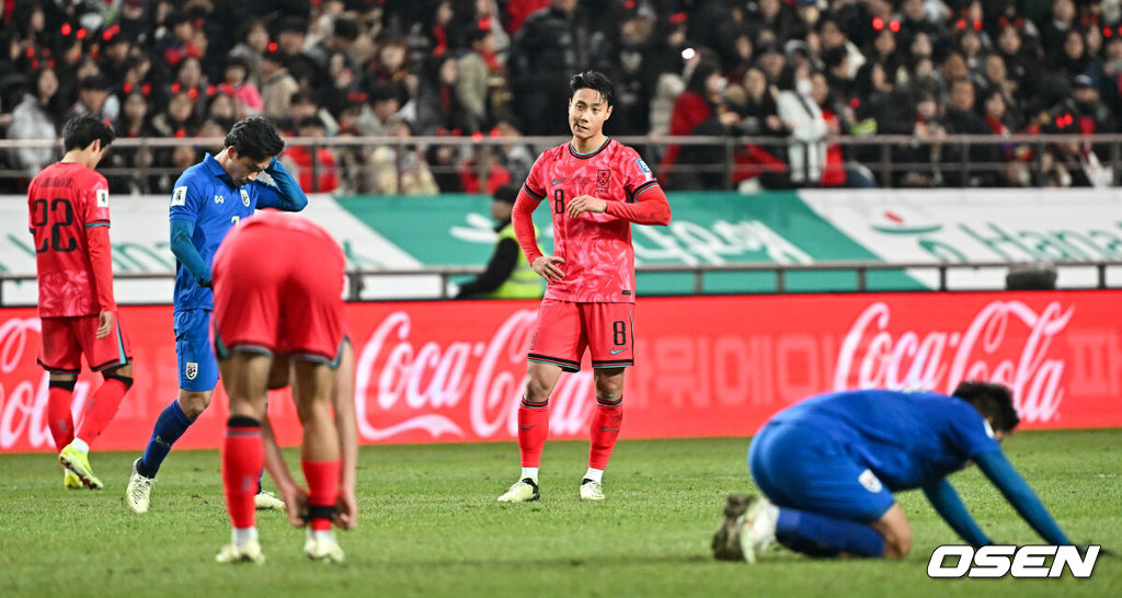 황선홍 임시 감독이 지휘하는 대한민국 축구대표팀이 21일 서울월드컵경기장에서 진행된 태국과의 2026 국제축구연맹(FIFA) 북중미 월드컵 아시아 2차 예선 C조 3차전에서 1-1 무승부를 기록했다.이로써 한국은 3경기서 승점 7(2승 1무)를 획득하면서 조 1위를 유지했으나 약체인 태국과 홈 경기에서 무승부에 그치면서 아쉬움을 남겼다. 경기종료 후 백승호가 무승부에 아쉬워하고 있다. 2024.03.21 / soul1014@osen.co.kr