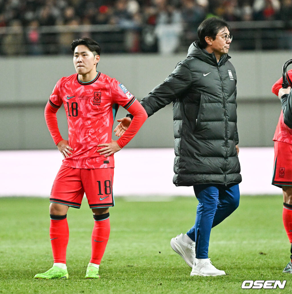 황선홍 임시 감독이 지휘하는 대한민국 축구대표팀이 21일 서울월드컵경기장에서 진행된 태국과의 2026 국제축구연맹(FIFA) 북중미 월드컵 아시아 2차 예선 C조 3차전에서 1-1 무승부를 기록했다.이로써 한국은 3경기서 승점 7(2승 1무)를 획득하면서 조 1위를 유지했으나 약체인 태국과 홈 경기에서 무승부에 그치면서 아쉬움을 남겼다. 경기종료 후 황선홍 임시 감독이 이강인을 독려하고 있다. .  2024.03.21 / soul1014@osen.co.kr