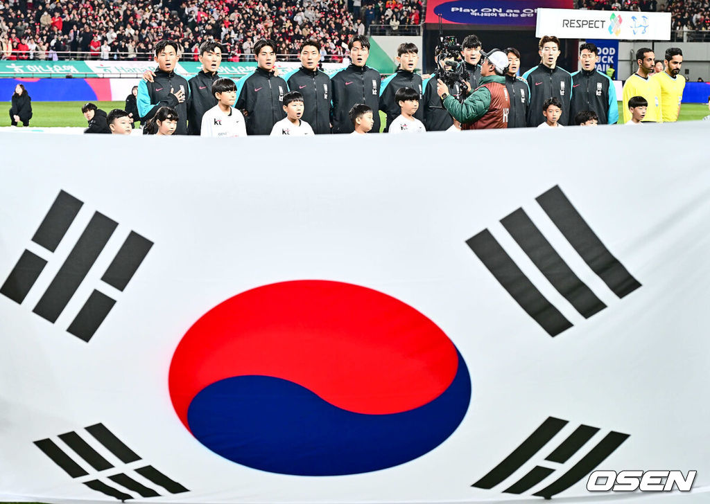 21일 서울월드컵경기장에서 2026 북중미 월드컵 아시아 지역 2차 예선 C조 3차전 대한민국과 태국의 경기가 열렸다.  대한민국 선수들이 태국전에서 국민의례를 하고 있다. 2024.03.21 / cej@osen.co.kr