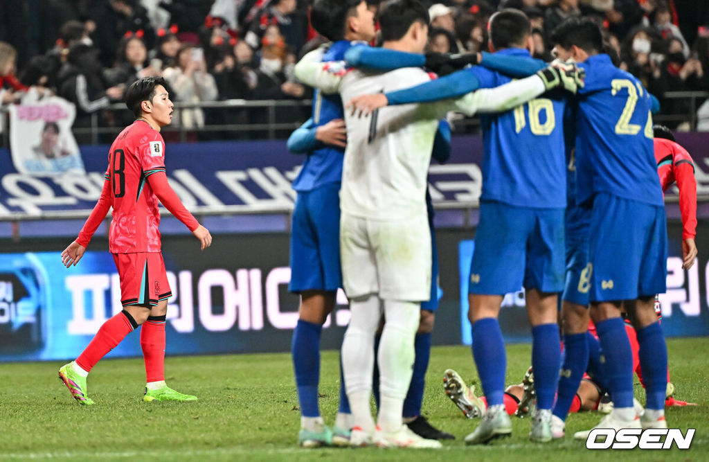 황선홍 임시 감독이 지휘하는 대한민국 축구대표팀이 21일 서울월드컵경기장에서 진행된 태국과의 2026 국제축구연맹(FIFA) 북중미 월드컵 아시아 2차 예선 C조 3차전에서 1-1 무승부를 기록했다.이로써 한국은 3경기서 승점 7(2승 1무)를 획득하면서 조 1위를 유지했으나 약체인 태국과 홈 경기에서 무승부에 그치면서 아쉬움을 남겼다. 경기종료 후 이강인이 아쉬워하고 있다.  2024.03.21 / soul1014@osen.co.kr