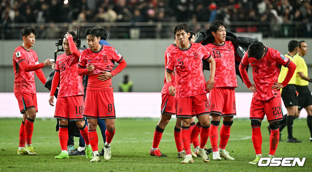 황선홍 임시 감독이 지휘하는 대한민국 축구대표팀이 21일 서울월드컵경기장에서 진행된 태국과의 2026 국제축구연맹(FIFA) 북중미 월드컵 아시아 2차 예선 C조 3차전에서 1-1 무승부를 기록했다.이로써 한국은 3경기서 승점 7(2승 1무)를 획득하면서 조 1위를 유지했으나 약체인 태국과 홈 경기에서 무승부에 그치면서 아쉬움을 남겼다. 경기종료 후 축구대표팀 선수들이 아쉬워하고 있다. 2024.03.21 / soul1014@osen.co.kr