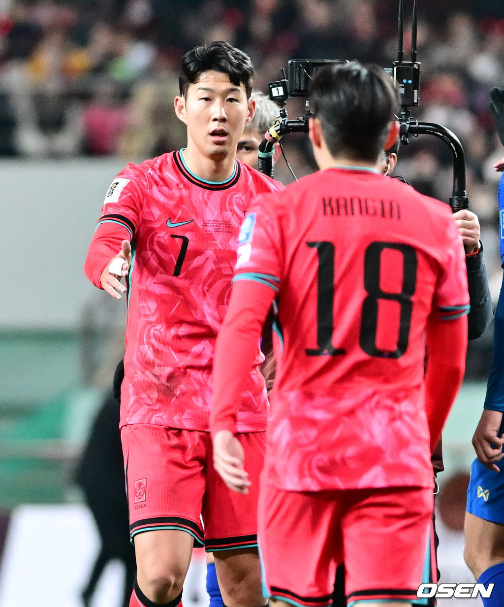 새 체제에서도 한국 축구의 부진은 이어졌다.황선홍 임시 감독이 지휘하는 대한민국 축구대표팀은 21일 오후 8시 서울월드컵경기장에서 태국과 2026 국제축구연맹(FIFA) 북중미 월드컵 아시아 2차 예선 C조 3차전을 펼쳐 1-1 무승부에 그쳤다. 이로써 한국은 3경기서 승점 7(2승 1무)를 획득하면서 조 1위를 유지했으나 약체인 태국과 홈 경기에서 무승부에 그치면서 아쉬움을 남겼다. 경기 종료후 손흥민과 이강인이 포옹을 나누고 있다. 2024.03.21 / cej@osen.co.kr