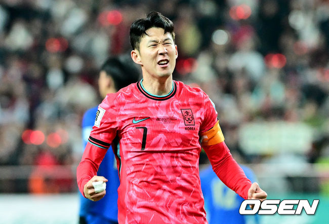 새 체제에서도 한국 축구의 부진은 이어졌다.황선홍 임시 감독이 지휘하는 대한민국 축구대표팀은 21일 오후 8시 서울월드컵경기장에서 태국과 2026 국제축구연맹(FIFA) 북중미 월드컵 아시아 2차 예선 C조 3차전을 펼쳐 1-1 무승부에 그쳤다. 이로써 한국은 3경기서 승점 7(2승 1무)를 획득하면서 조 1위를 유지했으나 약체인 태국과 홈 경기에서 무승부에 그치면서 아쉬움을 남겼다. 전반 대한민국 손흥민이 선제골 세리머니를 하고 있다. 2024.03.21 / cej@osen.co.kr