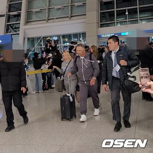 다저스 로버츠 감독이 인천국제공항을 통해 미국으로 돌아갔다. / OSEN=인천국제공항, 홍지수 기자