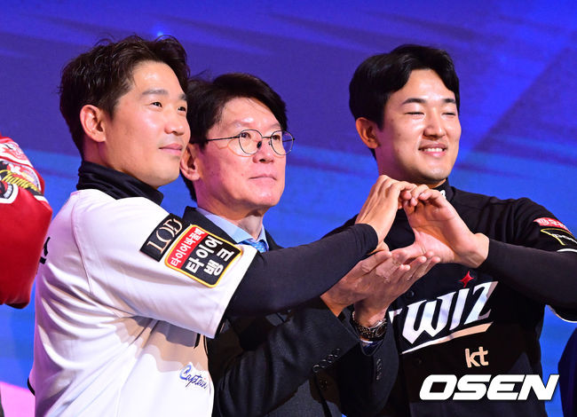 22일 오후 서울 소공동 롯데호텔에서 2024 신한 SOL Bank KBO 미디어데이가 열렸다.KT 이강철 감독과 박경수, 고영표가 포토타임을 하고 있다. 2024.03.22 /jpnews@osen.co.kr