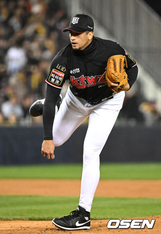 8일 오후 서울 잠실야구장에서 2023 KBO 프로야구 포스트시즌 한국시리즈 2차전 LG 트윈스와 KT 위즈의 경기가 열렸다.1회말 무사에서 KT 선발투수 쿠에바스가 역투하고 있다. 2023.11.08 /sunday@osen.co.kr