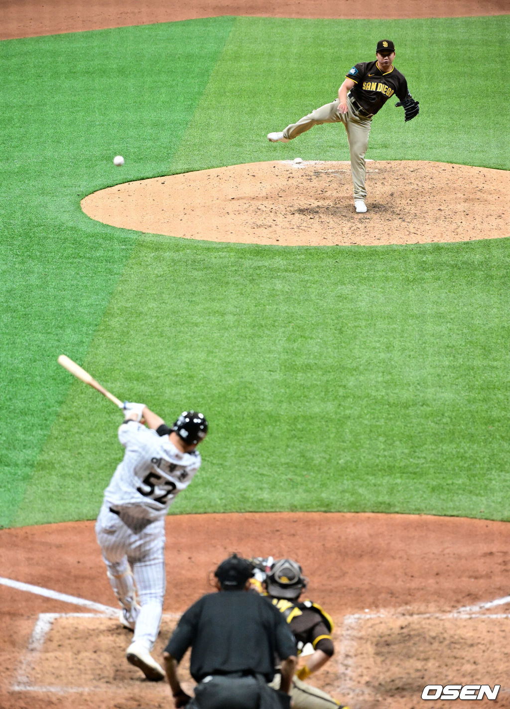 샌디에이고 파드리스는 18일 서울 고척스카이돔에서 KBO리그 LG 트윈스와 MLB 월드투어 서울시리즈 2024 스페셜게임에서 5-2로 승리했다. 9회말 1사 1루에서 샌디에이고 고우석이 LG 이재원에 투런포를 허용하고 있다. 2024.03.18 /jpnews@osen.co.kr