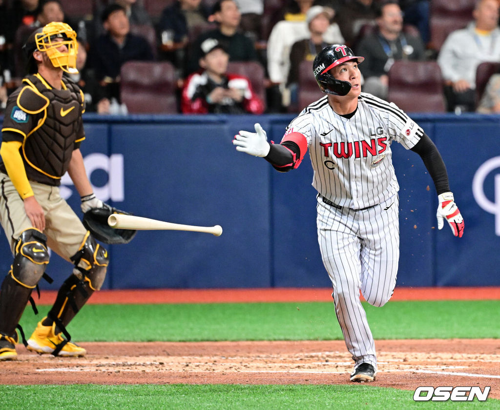 18일 서울 고척스카이돔에서 ‘메이저리그 월드투어 서울 시리즈 2024’ 샌디에이고 파드리스와 LG 트윈스의 연습경기가 진행됐다.2회말 1사에서 LG 오지환이 솔로포를 날리고 있다. 2024.03.18 /jpnews@osen.co.kr