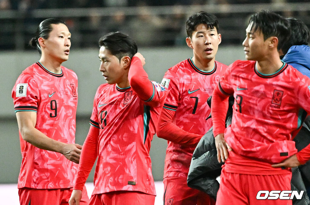 황선홍 임시 감독이 지휘하는 대한민국 축구대표팀이 21일 서울월드컵경기장에서 진행된 태국과의 2026 국제축구연맹(FIFA) 북중미 월드컵 아시아 2차 예선 C조 3차전에서 1-1 무승부를 기록했다.이로써 한국은 3경기서 승점 7(2승 1무)를 획득하면서 조 1위를 유지했으나 약체인 태국과 홈 경기에서 무승부에 그치면서 아쉬움을 남겼다. 경기종료 후 이강인과 손흥민이 무승부에 아쉬워하고 있다.  2024.03.21 / soul1014@osen.co.kr