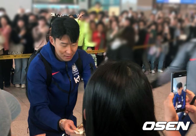 [사진] 인천공항에서 팬서비스를 하는 손흥민