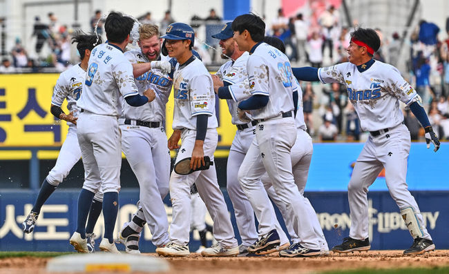 23일 창원 NC파크에서 2024 신한 SOL 뱅크 KBO 리그 NC 다이노스와 두산 베어스의 개막 경기가 열렸다. NC 다이노스 데이비슨이 9회말 2사 만루 끝내기 안타를 치고 기쁨을 나누고 있다. 2024.03.23 / foto0307@osen.co.kr