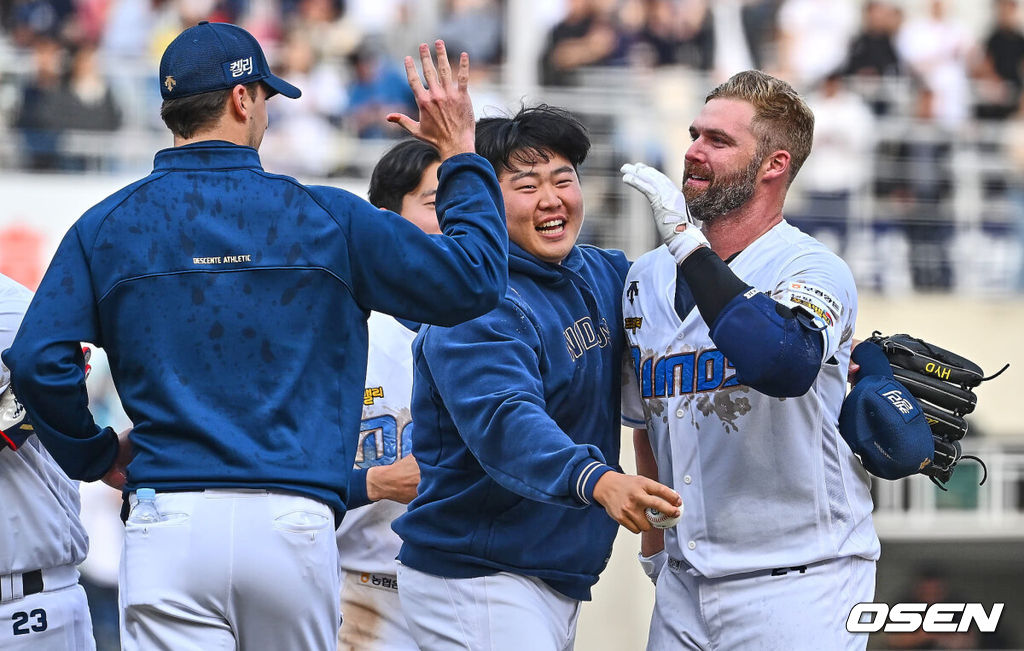 23일 창원 NC파크에서 2024 신한 SOL 뱅크 KBO 리그 NC 다이노스와 두산 베어스의 개막 경기가 열렸다. NC 다이노스 데이비슨이 9회말 2사 만루 끝내기 안타를 치고 기쁨을 나누고 있다. 2024.03.23 / foto0307@osen.co.kr