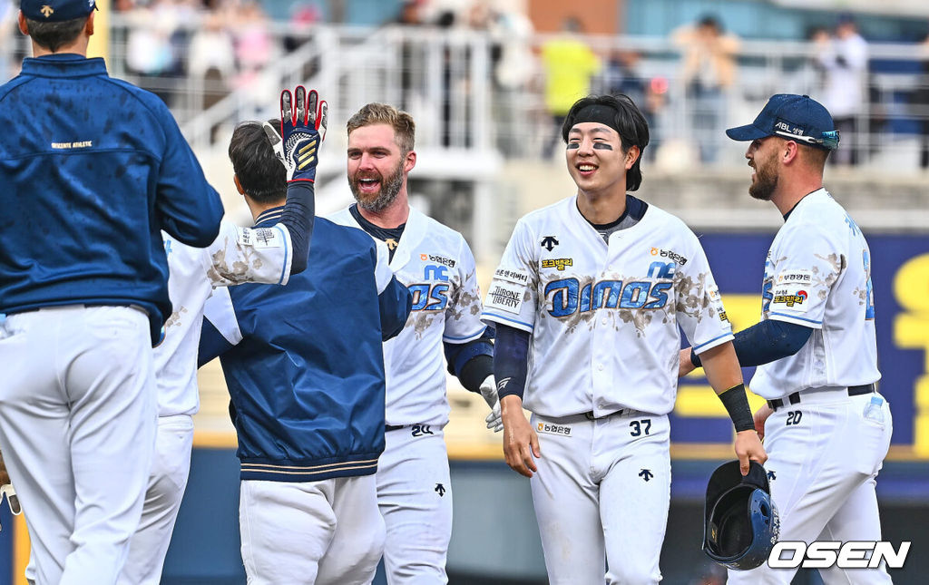 23일 창원 NC파크에서 2024 신한 SOL 뱅크 KBO 리그 NC 다이노스와 두산 베어스의 개막 경기가 열렸다. NC 다이노스 데이비슨이 9회말 2사 만루 끝내기 안타를 치고 기쁨을 나누고 있다. 2024.03.23 / foto0307@osen.co.kr