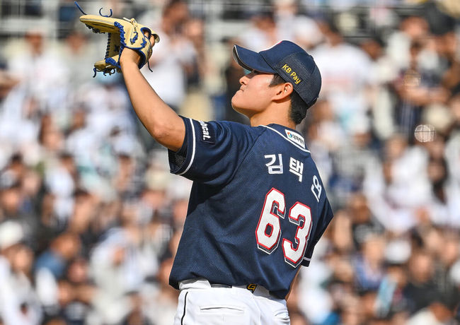 23일 창원 NC파크에서 2024 신한 SOL 뱅크 KBO 리그 NC 다이노스와 두산 베어스의 개막 경기가 열렸다. 두산 베어스 김택연이 7회말 2사 만루 NC 다이노스 김주원에게 밀어내기 볼넷으로 동점을 허용하고 아쉬워하고 있다. 2024.03.23 / foto0307@osen.co.kr