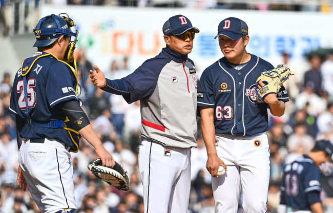 23일 창원 NC파크에서 2024 신한 SOL 뱅크 KBO 리그 NC 다이노스와 두산 베어스의 개막 경기가 열렸다. 두산 베어스 조웅천 코치가 김택연과 얘기하고 있다. 2024.03.23 / foto0307@osen.co.kr