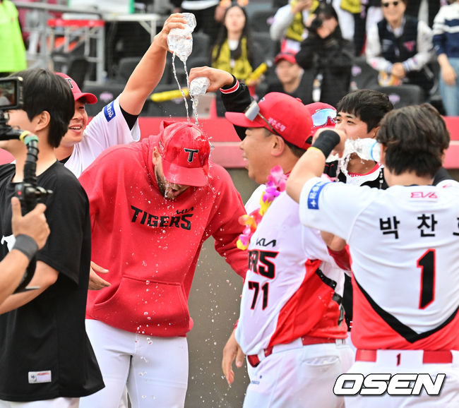 KIA 크로우와 이범호 감독이 첫승 축하 물세례를 맞고 있다. 2024.03.23 / cej@osen.co.kr