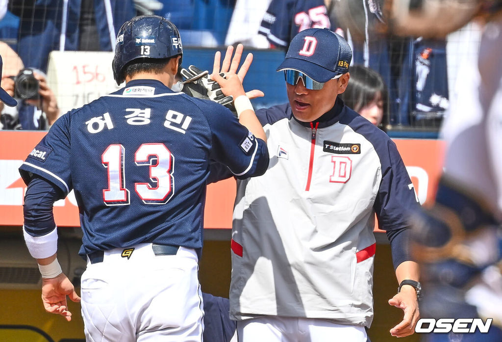 23일 창원 NC파크에서 2024 신한 SOL 뱅크 KBO 리그 NC 다이노스와 두산 베어스의 개막 경기가 열렸다. 두산 베어스 이승엽 감독이 2회초 2사 1,3루 박준영의 2타점 좌중간 가르는 3루타 때 득점을 올린 허경민과 하이파이브를 하고 있다. 2024.03.23 / foto0307@osen.co.kr