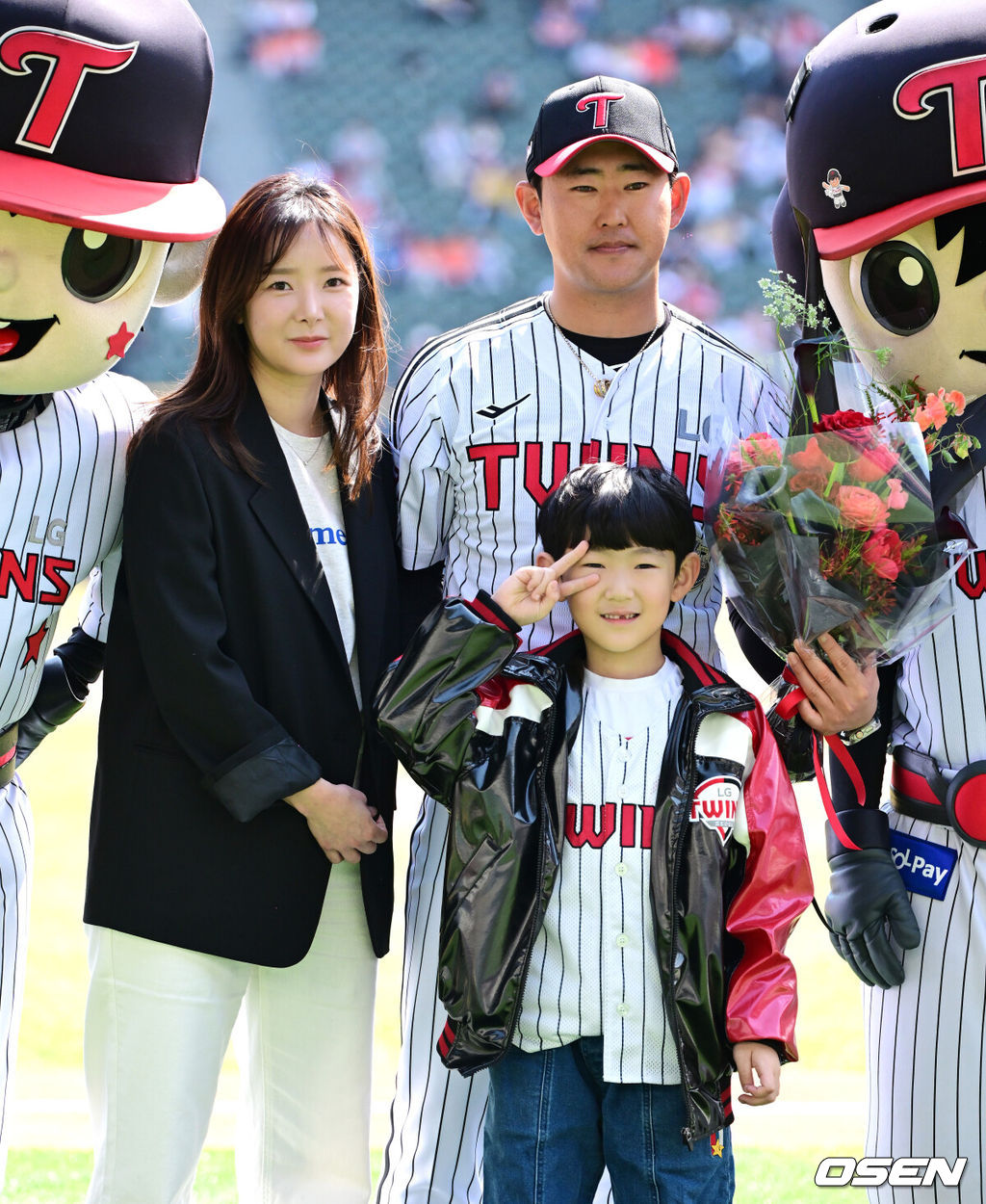 24일 오후 서울 잠실야구장에서 ‘2024 신한 SOL Bank KBO리그’ LG 트윈스와 한화 이글스의 경기가 열렸다.LG 정주현 코치가 은퇴식을 갖고 아내, 아들과 기념촬영을 하고 있다. 2024.03.24 /jpnews@osen.co.kr